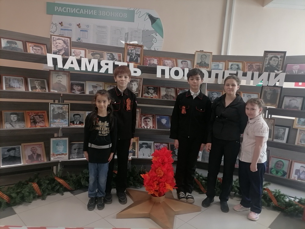 Совсем скоро мы будем отмечать важнейший для нашей страны праздник - День Победы. В этом году мы празднуем юбилей - 80 лет со Дня Победы советского народа в Великой Отечественной войне.  В МБОУ СОШ №112 состоялся Урок мужества на тему «Мужество и героизм русского народа», на котором присутствовали учащиеся 6-х и 9-х классов. На мероприятие был приглашен почетный гость - участник СВО Надточий Алексей Александрович, сержант В\ч 6820.  Он поговорил с ребятами о важности подвига советского народа, также упомянув и наших современных героев, которые принимают участие в СВО, подчеркивая важность памяти о тех, кто отдал свою жизнь и силы на защиту Родины.  Мероприятие подготовила руководитель музея Фадеева Н.Н. вместе с ребятами из исследовательско-исторического волонтерского отряда «Вечность».