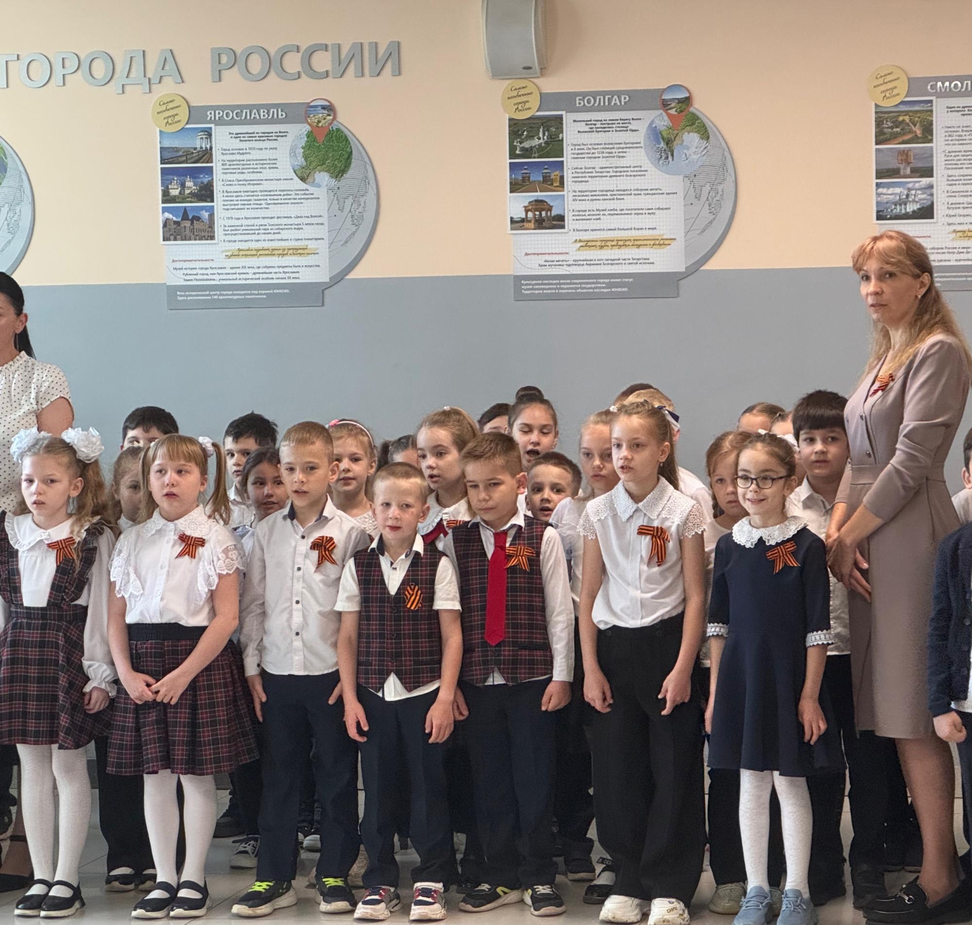 19.05.2025 в МБОУ СОШ №112 последняя учебная неделя традиционно началась с поднятия флагов